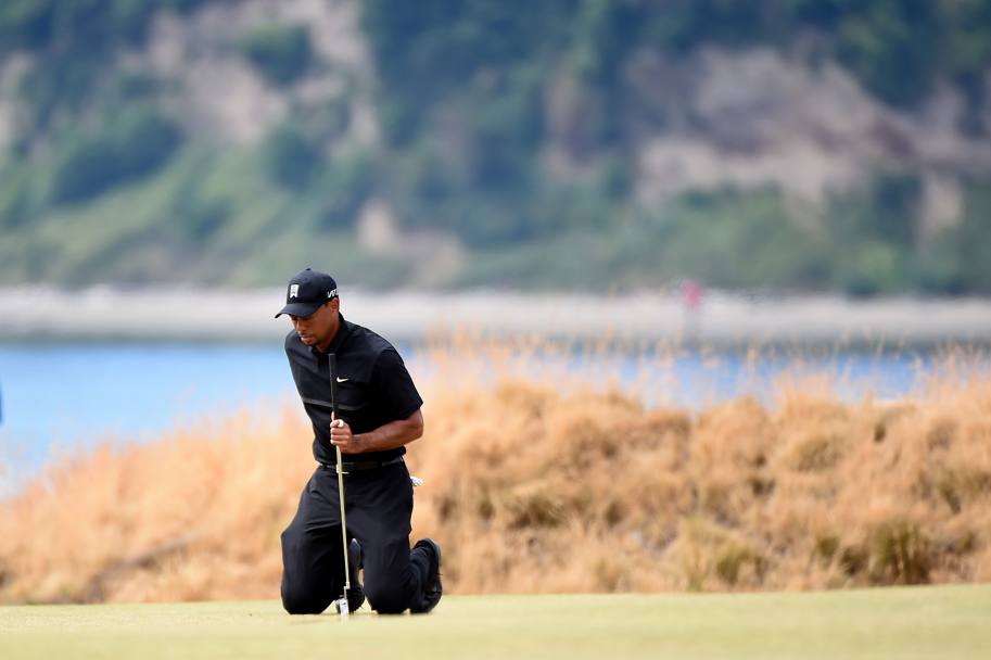 Tiger Woods in ginocchio: all&#39;ennesimo colpo che non gli va tira via la mazza e scalcia: all&#39;apertura dello Us Open (montepremi 9 milioni di $) fa segnare un umiliante 10 sopra il par, culmine della frustrazione per una stagione-no. Ora  152 con 80 colpi